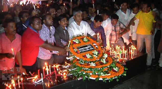 আগস্টের প্রথম প্রহরে বঙ্গবন্ধুর প্রতিকৃতিতে শ্রদ্ধা