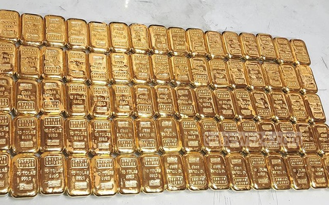 বিমানের আসনের নিচে ৯ কেজি সোনা