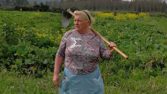 দেখতে ট্রাম্পের মতো, কে এই নারী?