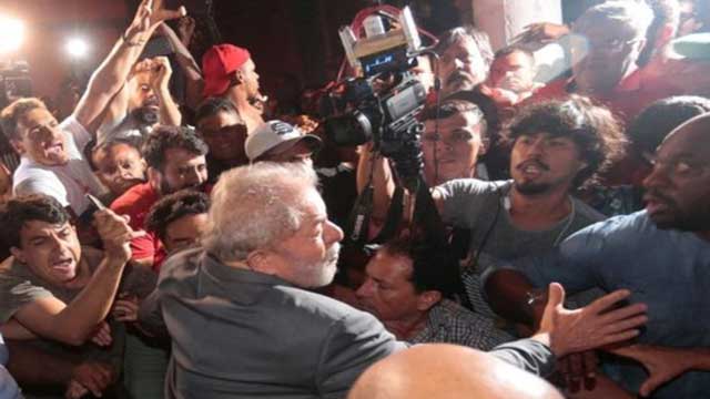 পুলিশের কাছে আত্মসমর্পণ করলেন ব্রাজিলের সাবেক প্রেসিডেন্ট