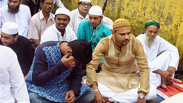 নিজ এলাকায় ঈদের নামাজ পড়লেন মাশরাফি