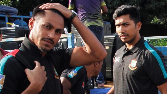 লুকিয়ে বিমানবন্দর ছাড়লেন সাকিবরা