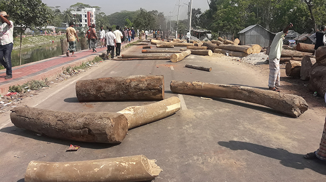 টুঙ্গিপাড়ায় ভোট পুনঃগণনার দাবিতে সড়ক অবরোধ-সংবাদ সম্মেলন