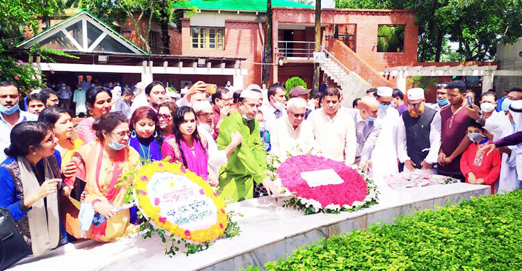 অতিরিক্ত অ্যাটর্নি জেনারেলের নেতৃত্বে বঙ্গবন্ধুর সমাধিতে শ্রদ্ধা