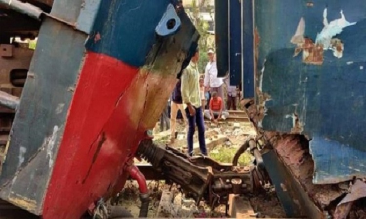 দুই মালবাহী ট্রেনের সংঘর্ষে খুলনার সঙ্গে রেল যোগাযোগ বন্ধ