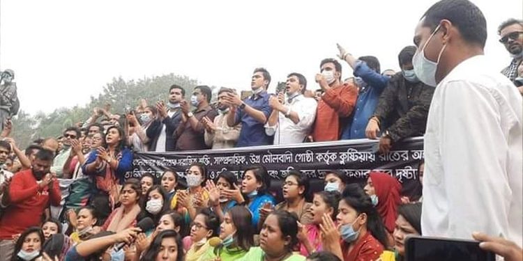 বঙ্গবন্ধুর ভাস্কর্য ভাঙচুর, প্রতিবাদে ঢাবিতে ছাত্রলীগের বিক্ষোভ