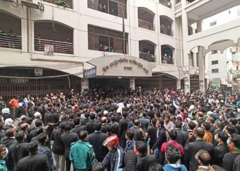 আইনজীবীদের বিক্ষোভ, ছুটিতে বিচারক
