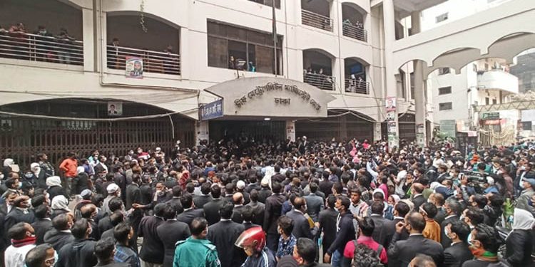 আইনজীবীদের বিক্ষোভ, ছুটিতে বিচারক