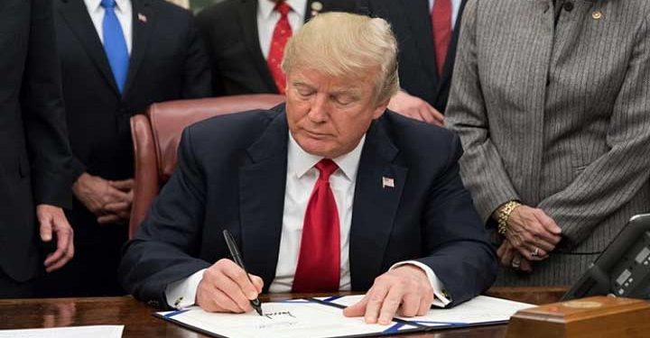 অবশেষে ত্রাণ বিলে স্বাক্ষর করলেন ট্রাম্প