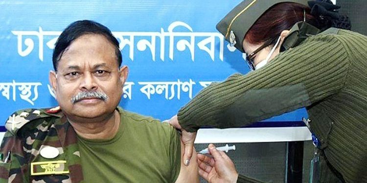 করোনার টিকা নিলেন সেনাবাহিনী প্রধান আজিজ আহমেদ