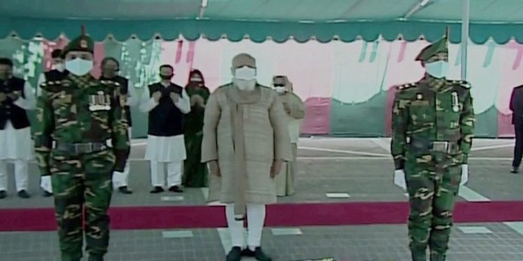 টুঙ্গিপাড়ায় বঙ্গবন্ধুর সমাধিতে হাসিনা-মোদির শ্রদ্ধা