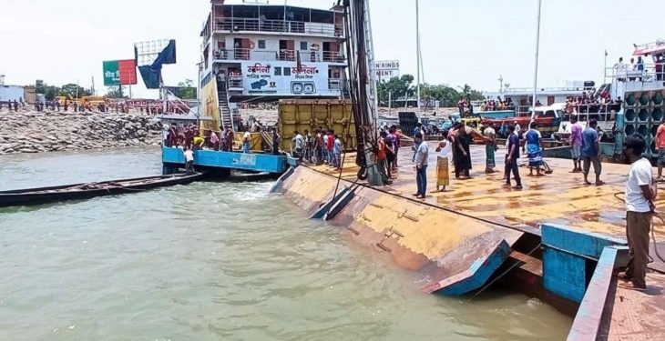 দৌলতদিয়া ঘাটের পন্টুন ছিঁড়ে পদ্মায় মাইক্রোবাস