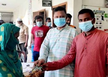 লালমনিরহাট জেলায় ছাত্রলীগনেতার ত্রান বিতরণ