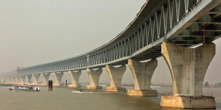 পদ্মা সেতুর নিচ দিয়ে ভারী যান নিয়ে ফেরি চলাচল বন্ধ