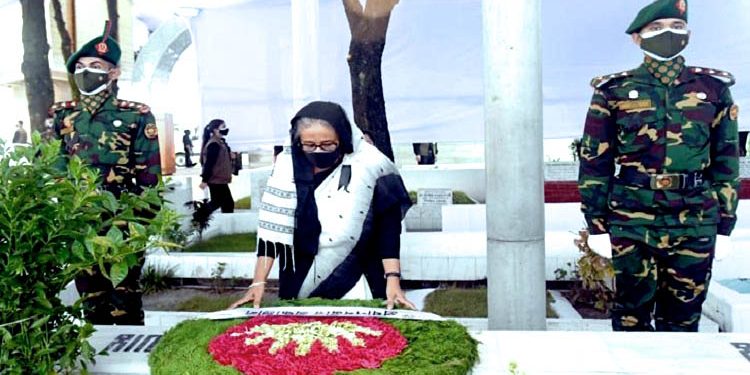বঙ্গবন্ধুর প্রতিকৃতিতে প্রধানমন্ত্রীর শ্রদ্ধা নিবেদন
