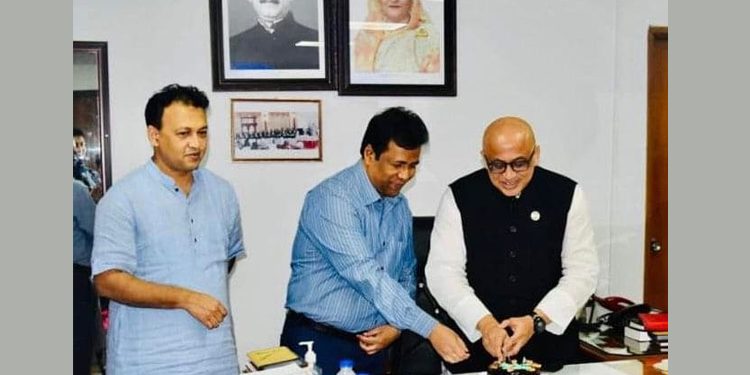 শেখ রেহানার জন্মদিন উপলক্ষে মন্ত্রণালয়ে কেক কাটলেন তথ্য প্রতিমন্ত্রী