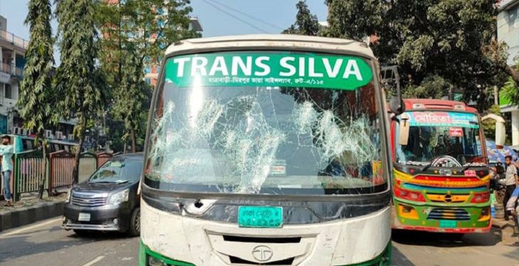 হাফ পাসের দাবিতে সায়েন্সল্যাবে বাস ভাঙচুর