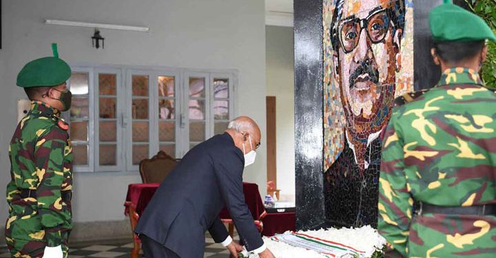 বঙ্গবন্ধুর প্রতিকৃতিতে ভারতের রাষ্ট্রপতির শ্রদ্ধা