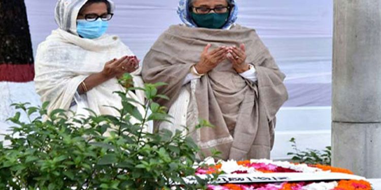 স্বজনদের কবরে শ্রদ্ধা জানালেন বঙ্গবন্ধুর দুই কন্যা