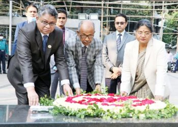 বঙ্গবন্ধুর প্রতিকৃতিতে আপিল বিভাগের ৩ বিচারপতির শ্রদ্ধা