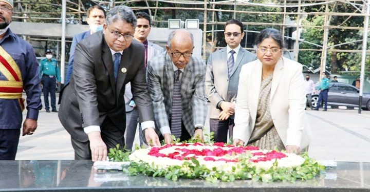 বঙ্গবন্ধুর প্রতিকৃতিতে আপিল বিভাগের ৩ বিচারপতির শ্রদ্ধা