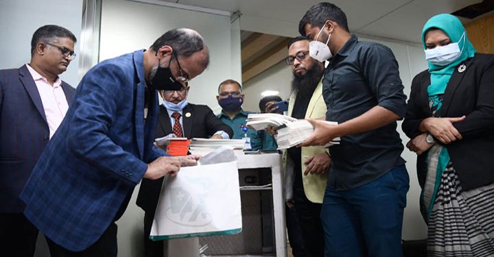 টাকা নেই, ইভ্যালির লকারে পাওয়া গেল চেক-শিশুতোষ বই