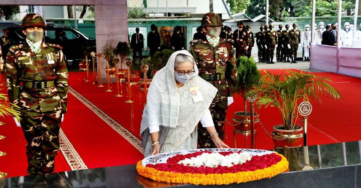 বঙ্গবন্ধুর প্রতিকৃতিতে প্রধানমন্ত্রীর শ্রদ্ধা নিবেদন