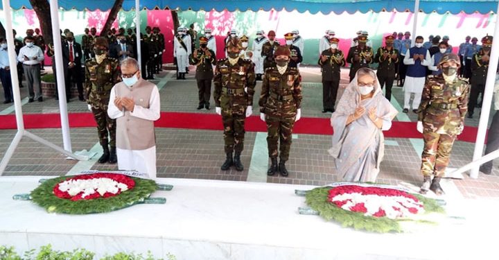 টুঙ্গিপাড়ায় বঙ্গবন্ধুর সমাধিতে রাষ্ট্রপতি-প্রধানমন্ত্রীর শ্রদ্ধা