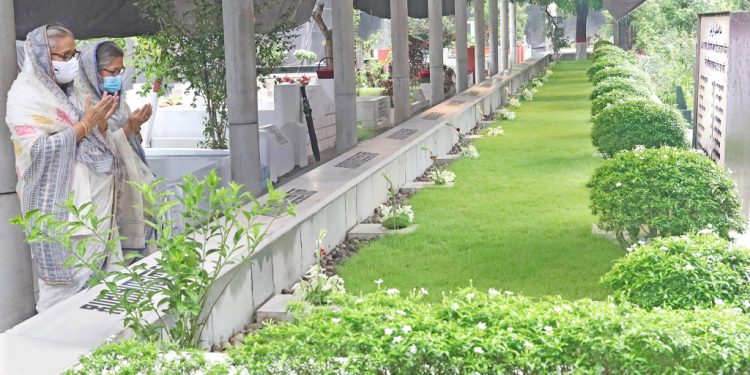 বনানী কবরস্থানে স্বজনদের কবর জিয়ারত করলেন প্রধানমন্ত্রী শেখ হাসিনা ও শেখ রেহানা