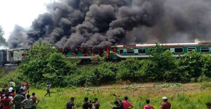 পারাবত এক্সপ্রেসে আগুন, ঢাকা-সিলেট-চট্টগ্রাম রেল যোগাযোগ বন্ধ