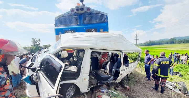 মিরসরাইয়ে দুর্ঘটনা : গেটম্যানকে আসামি করে মামলা