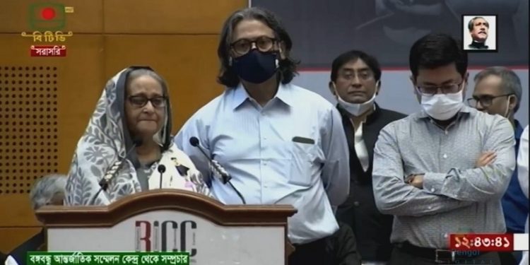 শেখ পরশ-শেখ তাপসকে মঞ্চে ডেকে নিয়ে কাঁদলেন শেখ হাসিনা