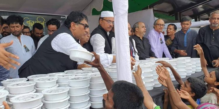 দুস্থদের মাঝে খাবার বিতরণ করলেন মোর্শেদ কামাল