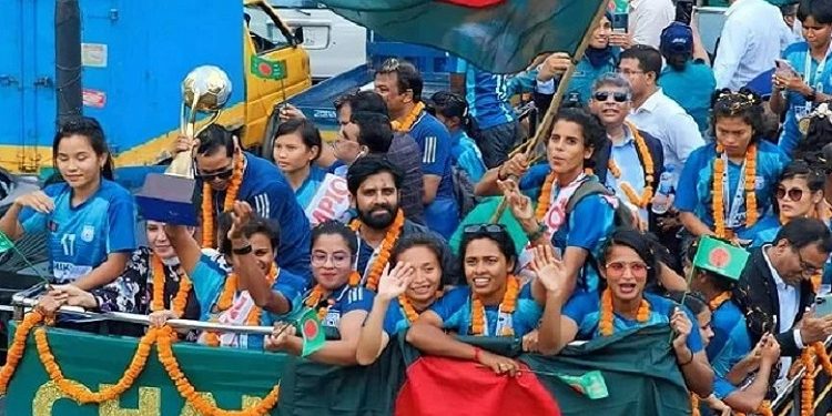 চ্যাম্পিয়নদের ফুল দিয়ে বরণ করে নিলো বাফুফে