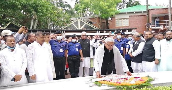 টুঙ্গিপাডায় বঙ্গবন্ধুর সমাধিতে ডেপুটি স্পিকারের শ্রদ্ধা