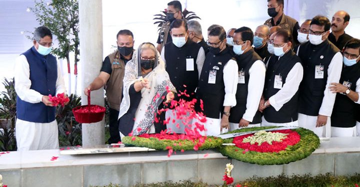 বনানীতে জাতীয় নেতাদের কবরে প্রধানমন্ত্রীর শ্রদ্ধা নিবেদন