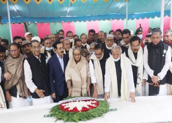 আওয়ামী লীগের নতুন কমিটি নিয়ে বঙ্গবন্ধুর সমাধিতে প্রধানমন্ত্রীর শ্রদ্ধা