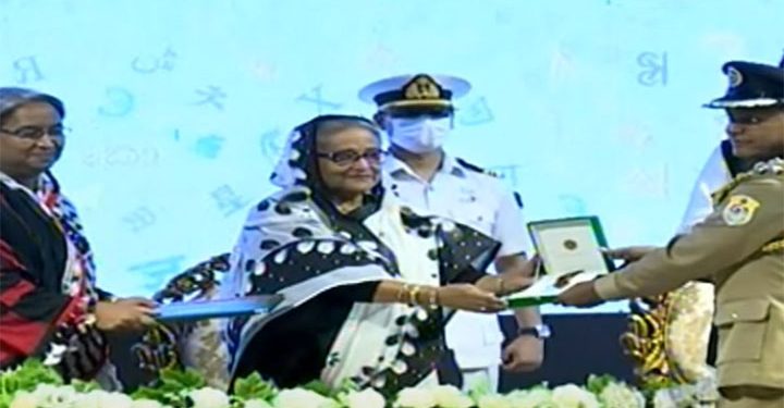 মাতৃভাষা পদক গ্রহণ করলেন তিন ব্যক্তি ও এক প্রতিষ্ঠান