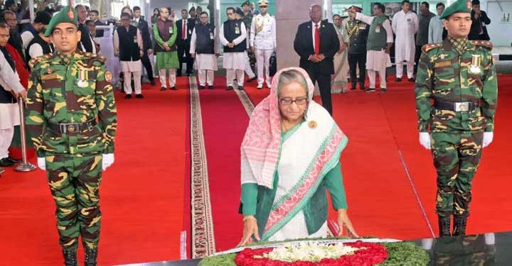 বঙ্গবন্ধুর প্রতিকৃতিতে প্রধানমন্ত্রীর শ্রদ্ধা