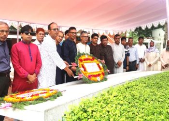 বঙ্গবন্ধুর সমাধিতে ইউজিসির নবনিযুক্ত সদস্যের শ্রদ্ধা নিবেদন