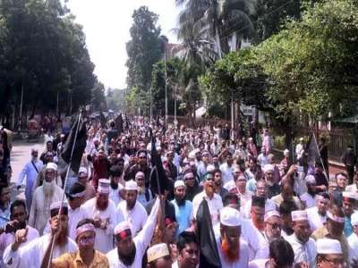 রাজধানীতে এমপিওভুক্ত শিক্ষকদের কালো পতাকা মিছিল