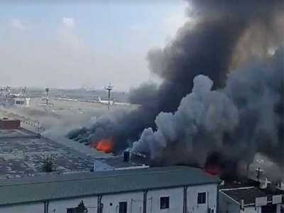 শাহজালাল বিমানবন্দরের কার্গো সেকশনে আগুন, নিয়ন্ত্রণে ২৬ ইউনিট